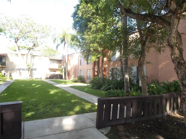 Building Photo - 10794 N Kendall Dr