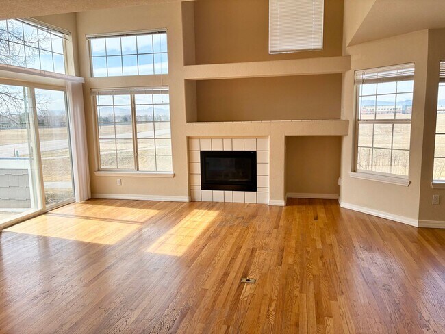 Building Photo - Great Location! Attractive 3 Story Condo