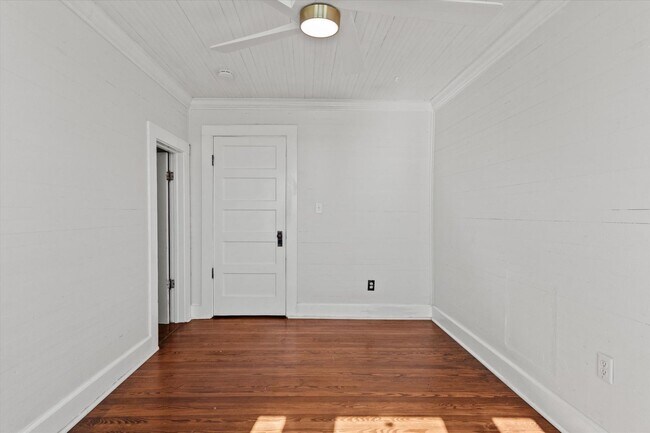 Building Photo - Country Classic with Modern Convenience!