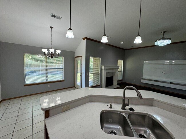 Building Photo - 4 bed, 2 bath ,3 car with storm shelter! B...