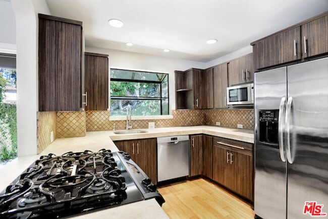 Building Photo - 2326 Canyon Dr