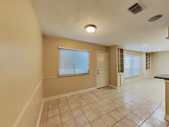 Building Photo - 16395 Havenpark Dr