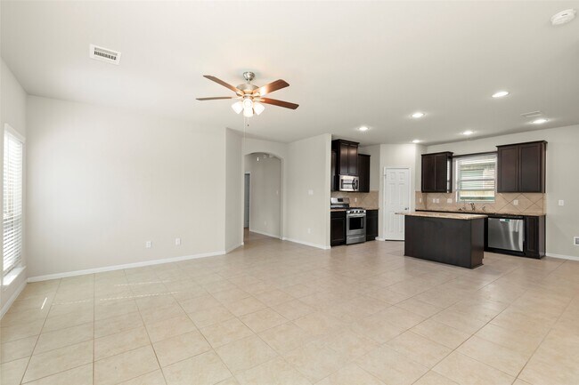 Building Photo - 1333 Red Hills Dr