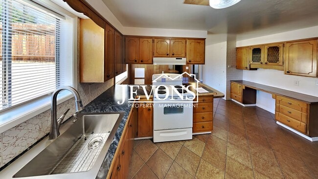Primary Photo - 210 S 40th Ave