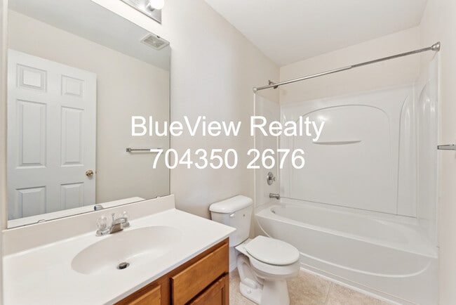 Building Photo - Beutiful 3 bed 2.5 bath with open area