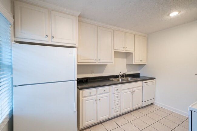 Building Photo - 2 Bed 1 Bath Near Campus! Water/Sewer/Trash Included In Rent!!