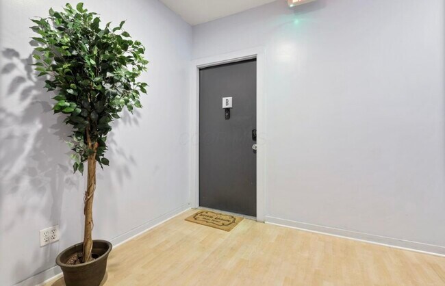 Building Photo - 974 N High St