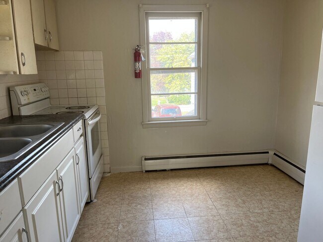 Building Photo - 202 1/2-127 1/2 N Penn St