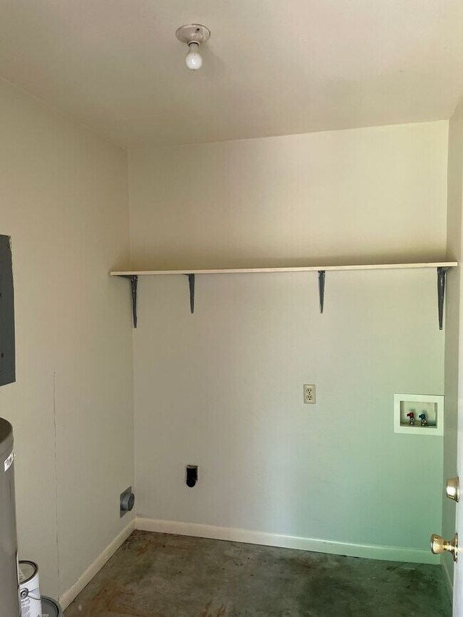 Building Photo - 2 Bedroom 1 Bath Duplex in West Tyler!