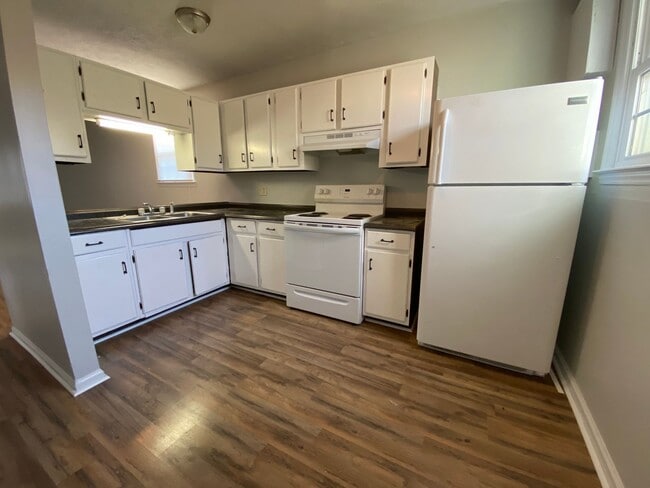 Building Photo - Two bedroom near Peaks View Park! Water, t...