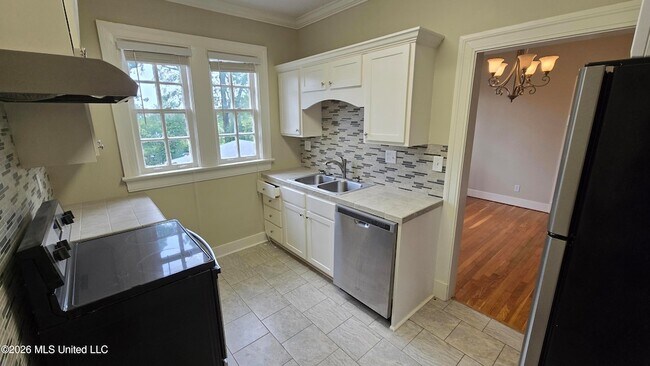 Building Photo - 785 Pinehurst St