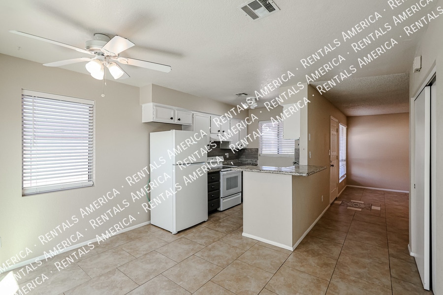 Building Photo - 10815 W Northern Ave