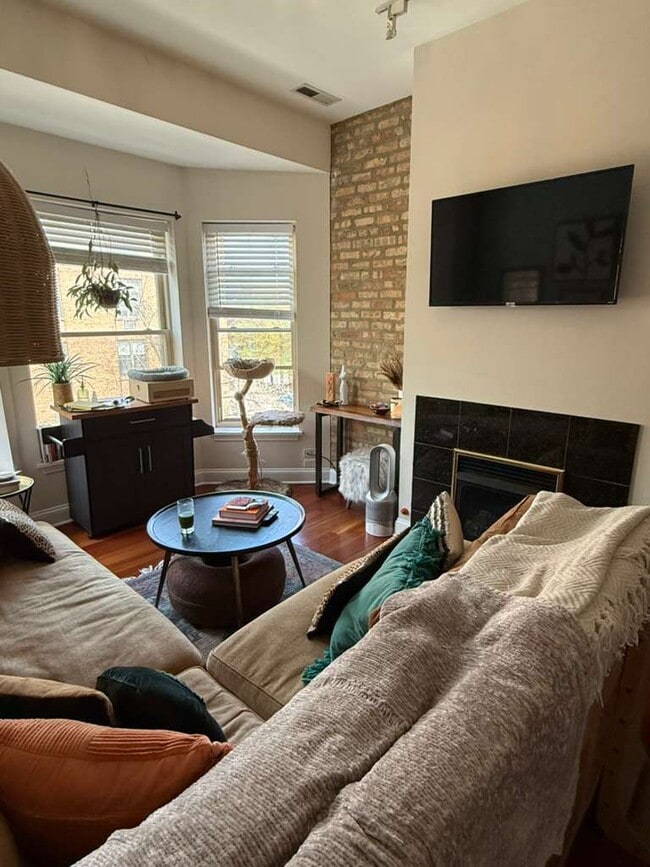 Building Photo - 807 W Lill Ave