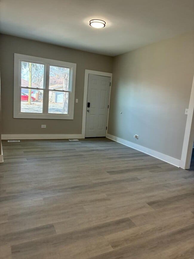 Building Photo - 1542 Victoria Ave