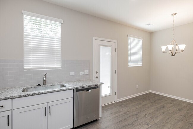 Building Photo - BEAUTIFUL 3BD/2.5BTH Townhome - MALLARD CREEK