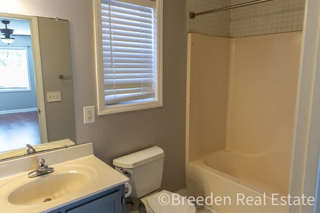 Building Photo - 220 Sequoyah Cir