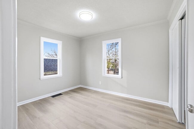 Building Photo - Updated 2 Bed, 1 Bath Home with Modern Finishes & Off-Street Parking