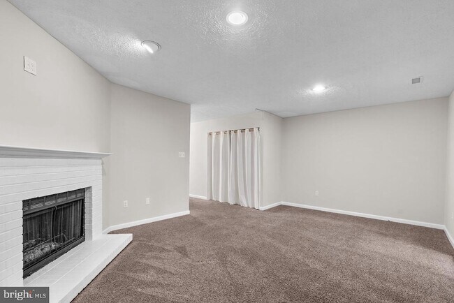 Building Photo - 18005 Sunset Lake Ct