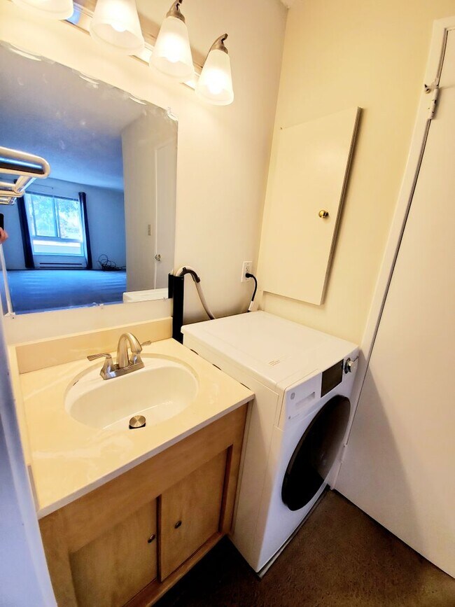 Building Photo - Spacious, sunny Woodlake Condo