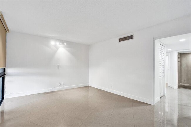Building Photo - 20400 W Country Club Dr
