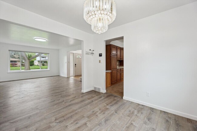 Building Photo - Move-In Ready 4 bedroom, 3 bathroom Home i...