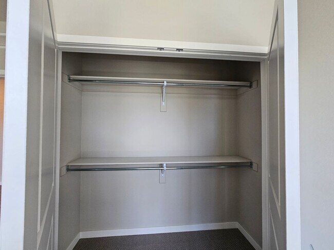 Building Photo - Gorgeous and Bright 2 Bed 2 Bath Large 3rd...