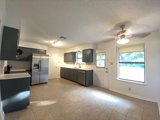 Building Photo - 2501 Peach Tree Ln