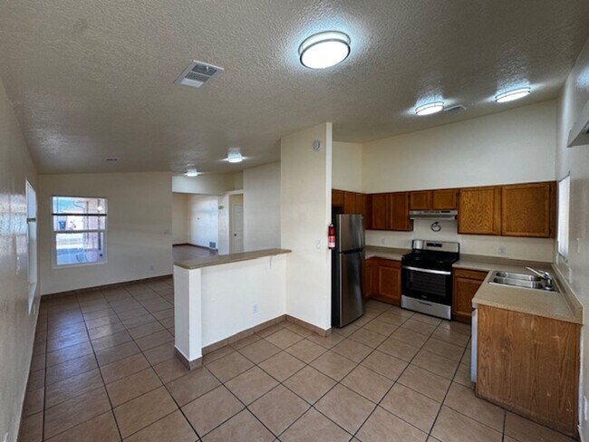 Building Photo - Spacious & Immaculate 3-Bed / 2-Bath Home