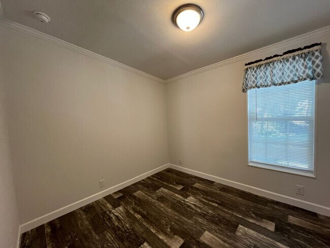 Building Photo - 328 Eland Dr