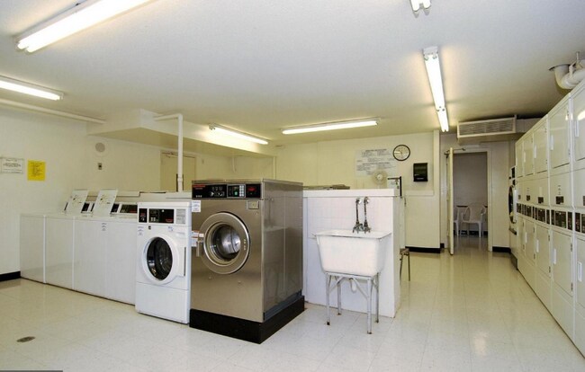 Building Photo - 1121 University Blvd W