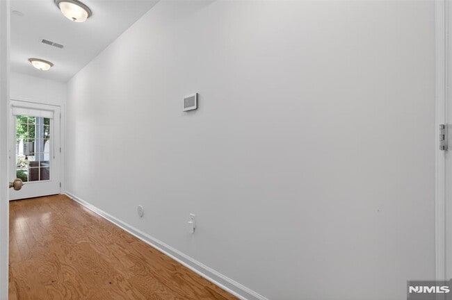 Building Photo - 60 Roosevelt Dr