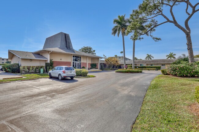 Building Photo - 2687 Garden Dr N