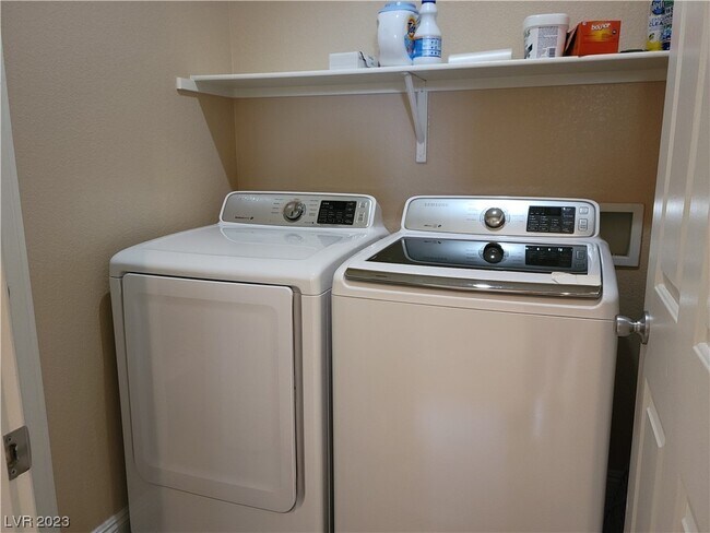 Building Photo - 1965 Digger Pine Dr