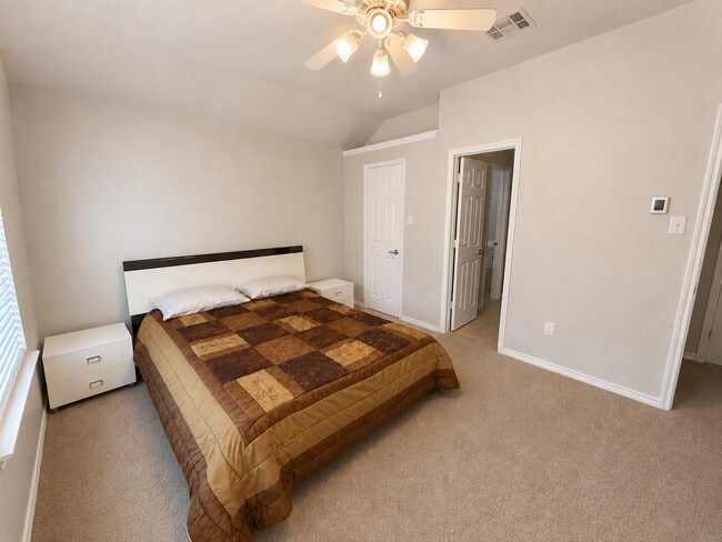 Building Photo - 1622 Lake Travis Dr