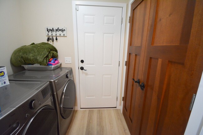 Building Photo - Beautiful, Modern, Updated, 4 Bed 3 Bath A...
