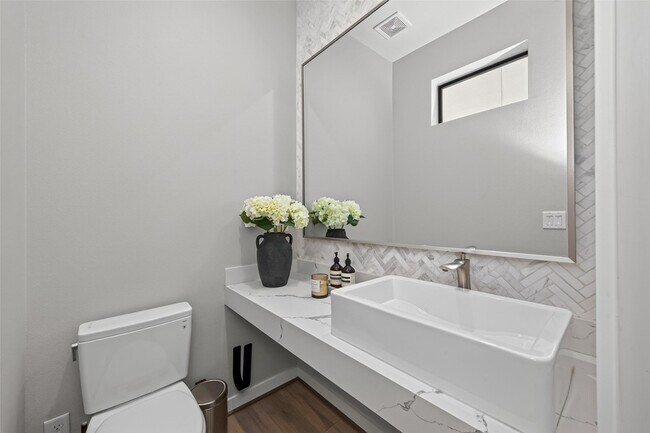 Building Photo - 607 Memorial Heights Dr