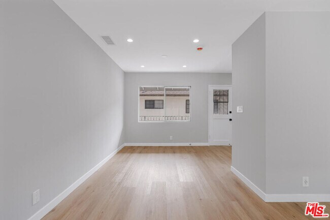 Building Photo - 4023 Lincoln Ave