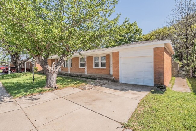 Building Photo - 3-Bedroom in Westworth Village!