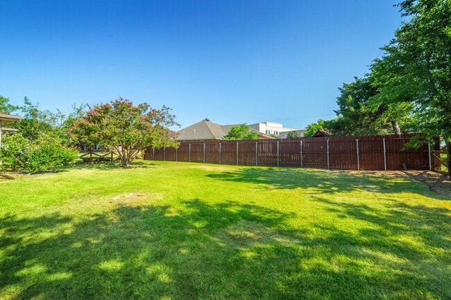 Building Photo - 3 Bedroom 2 Bath 2 Car Garage - Backs Up To A Nice Farm