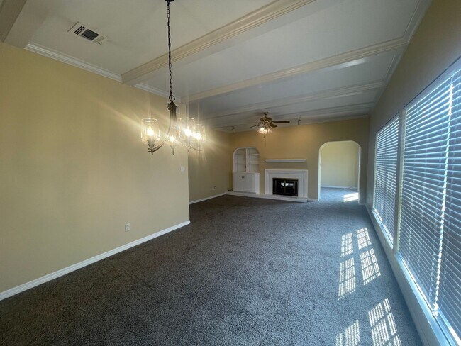 Building Photo - Sought after location so hurry!