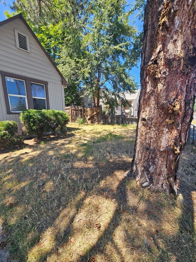 Building Photo - Charming 2 Bedroom Home!