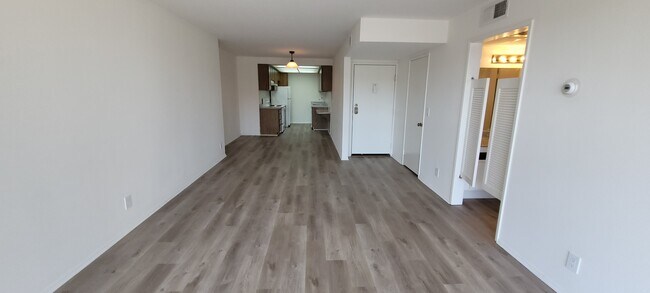 Building Photo - Woodman Oaks Apartments