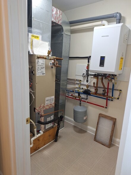 Utl. Rm w\ Cen. Heat, AC, Instanious HW - 121 Ontario St