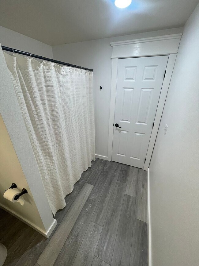 Building Photo - Charming 4-Bedroom with Open Floor Plan & ...