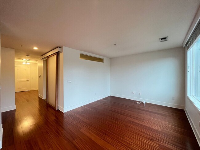 Building Photo - 2 Bed + 2 Bath Condo in the Belmont District Portland ~ Secured Garage Parking, Washer & Dryer in...