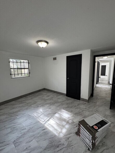 Building Photo - 929 W 27th St