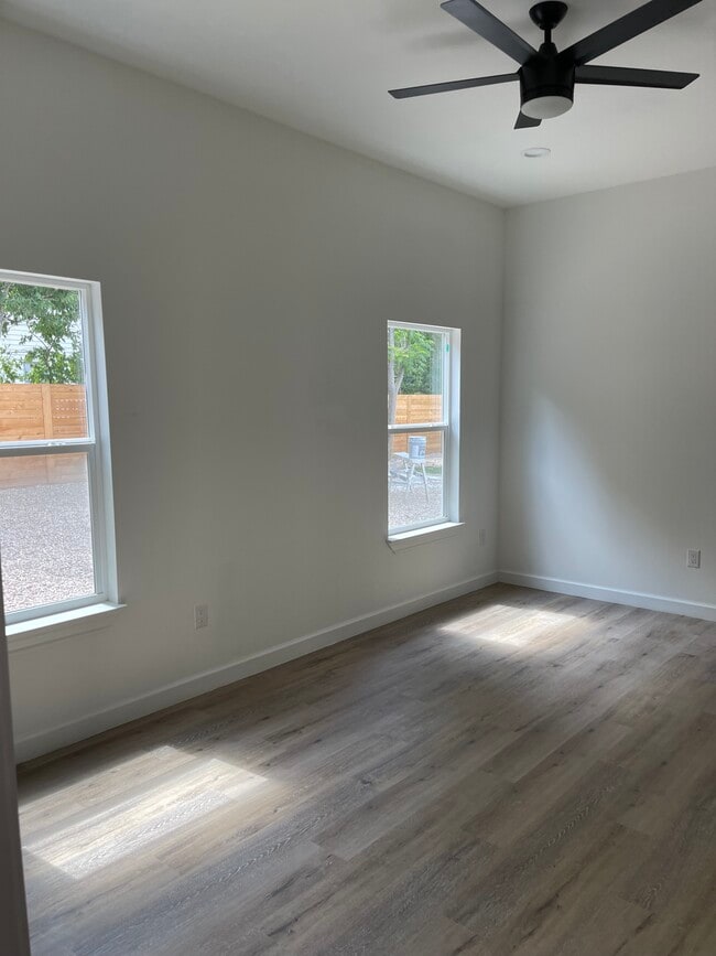 Building Photo - 513 Sabine St