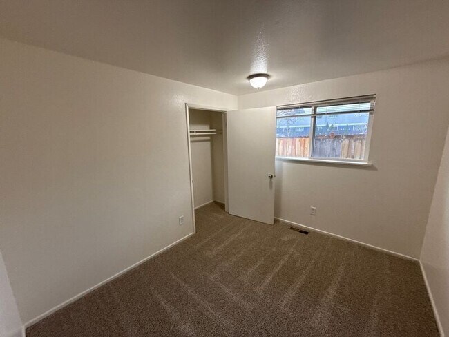 Building Photo - 848 Plymouth Dr NE