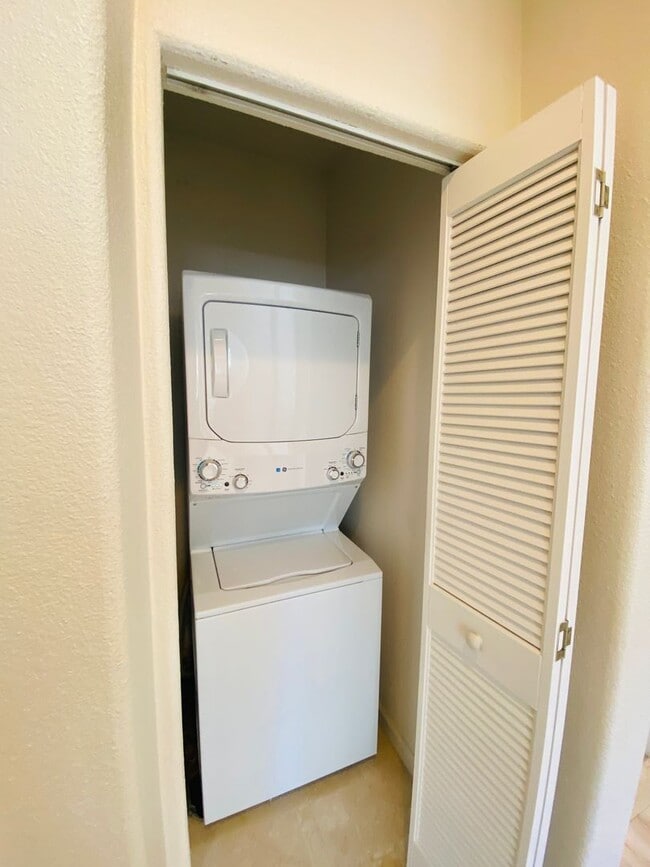 Building Photo - Gorgeous Townhouse with Attached Single-Ca...