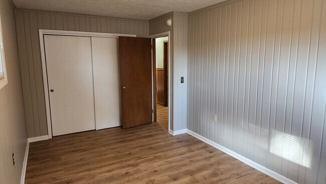 Building Photo - 3 BR Home Across From Country Club Golf Co...